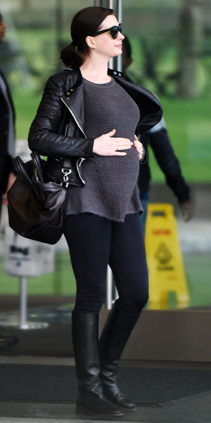 رومانسي couple Anne Hathaway and Adam Shulman can't hide their excitement to be parents whilst waiting for their car in the Los Angeles rain!