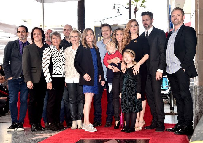 HOLLYWOOD، CA - JANUARY 11: Actress Amy Adams (3rd L) and family attend Amy Adams' star ceremony on the Hollywood Walk of Fame on January 11, 2017 in Hollywood, California. (Photo by Alberto E. Rodriguez/Getty Images)