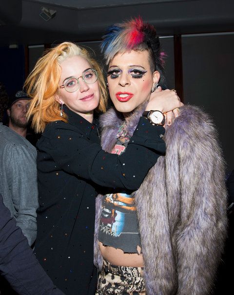 تلفزيون Personality/pop artist Sham Ibrahim and singer Katy Perry attend Club Liz at Oscar's on January 14, 2017 in Palm Springs, California. 