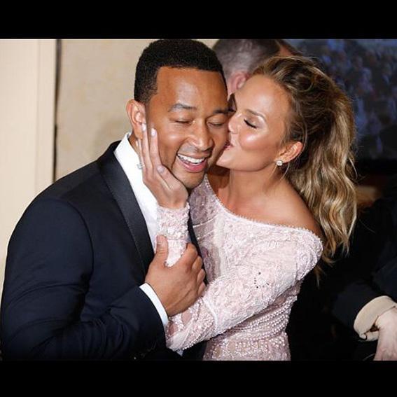 طيف Couples Instagram - Chrissy Teigen + John Legend