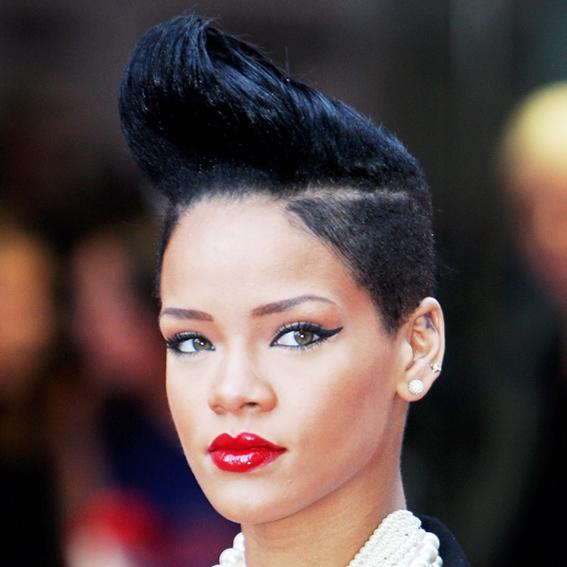نجوم In Red Lips - 2009 - Rihanna