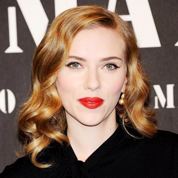 نجوم In Red Lips - 2009 - Scarlett Johansson