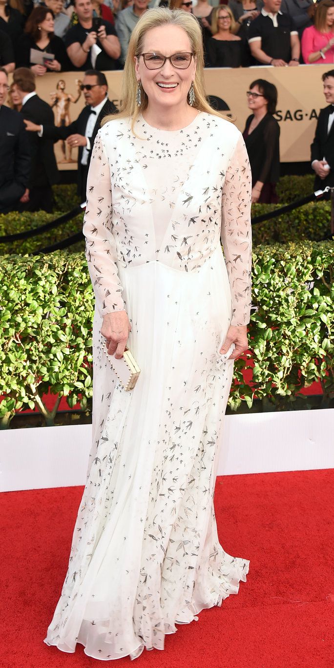 ميريل Streep arrives at the 23rd annual Screen Actors Guild Awards at the Shrine Auditorium & Expo Hall on Sunday, Jan. 29, 2017, in Los Angeles. (Photo by Jordan Strauss/Invision/AP)