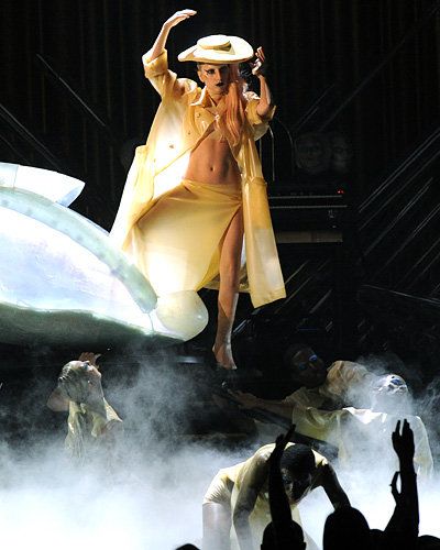 سيدة Gaga - Grammy Performances