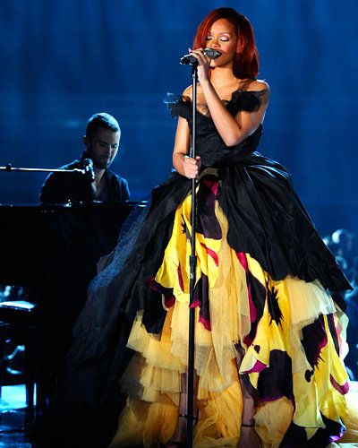ريهانا - Adam Levine - Grammy Performances