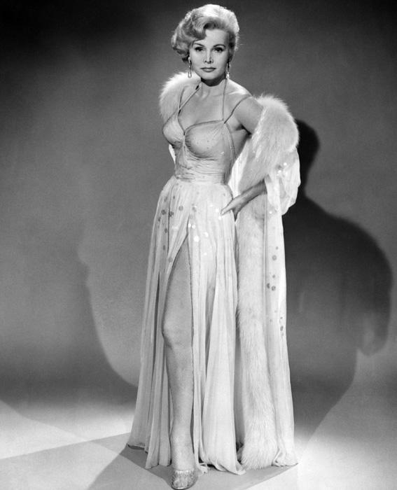 جاجا Zsa Gabor Poses for the Camera 