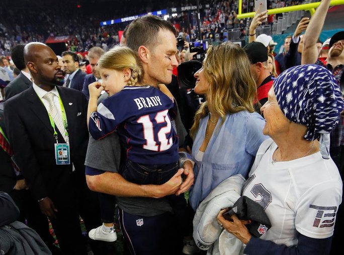 هذه too-cute look between Bündchen and Brady 