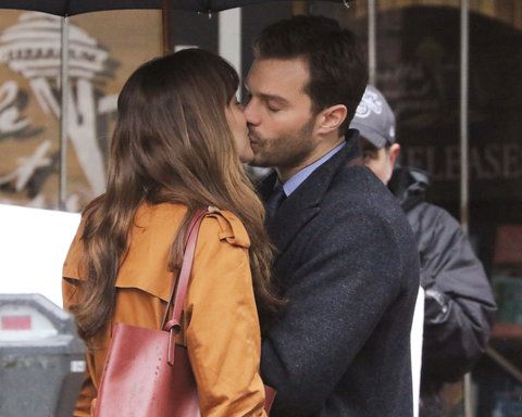 جيمي Dornan and Dakota Johnson film scenes for 'Fifty Shades Darker' in the rain in Vancouver. The two shared a kiss during the scene and then broke out in a laughing fit. Vancouver, Canada - Tuesday March 1, 2016.