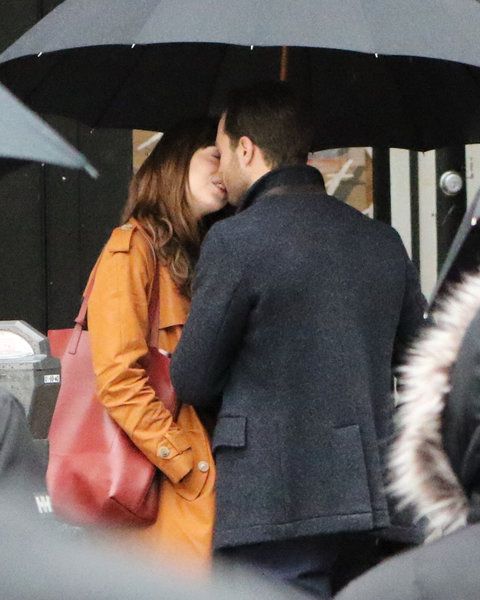 جيمي Dornan and Dakota Johnson film scenes for 'Fifty Shades Darker' in the rain in Vancouver. The two shared a kiss during the scene and then broke out in a laughing fit. Vancouver, Canada - Tuesday March 1, 2016.