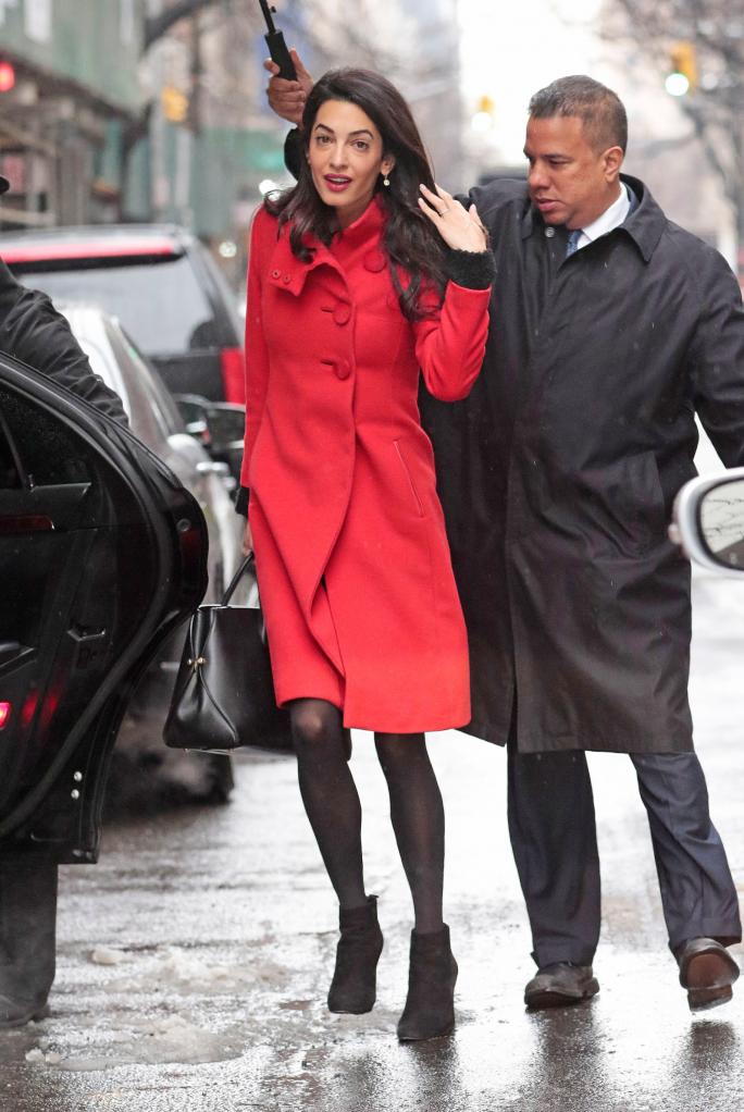 حصرية: Amal Alamuddin Clooney wears a red coat while navigating the snow storm in New York City