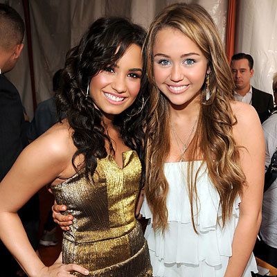 ديمي Lovato, Miley Cyrus in Sheri Bodell, 2009 Kids Choice Awards, Los Angeles