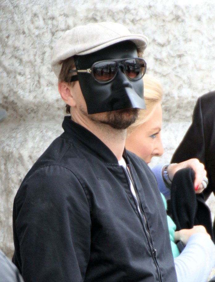 الأسد Walking Around Venice in a Dark Mask 