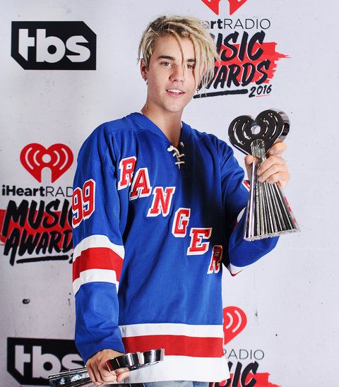 جوستين Bieber poses in the press room at the iHeartRadio Music Awards at The Forum on April 3, 2016 in Inglewood, California. 