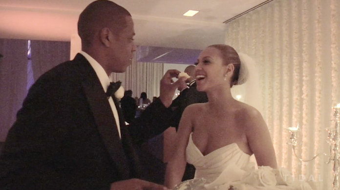 أنت haven't LIVED until you've seen Jay feed Bey wedding cake. 