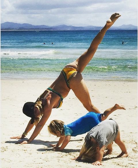 Елса Pataky - Yoga with kids - Instagram