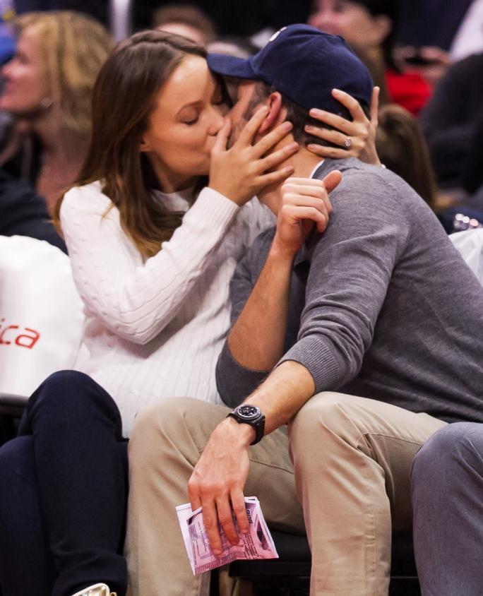 ا Pregnant Olivia Wilde and Jason Sudeikis Caught on the Kiss Cam at the Clippers Game in Los Angeles