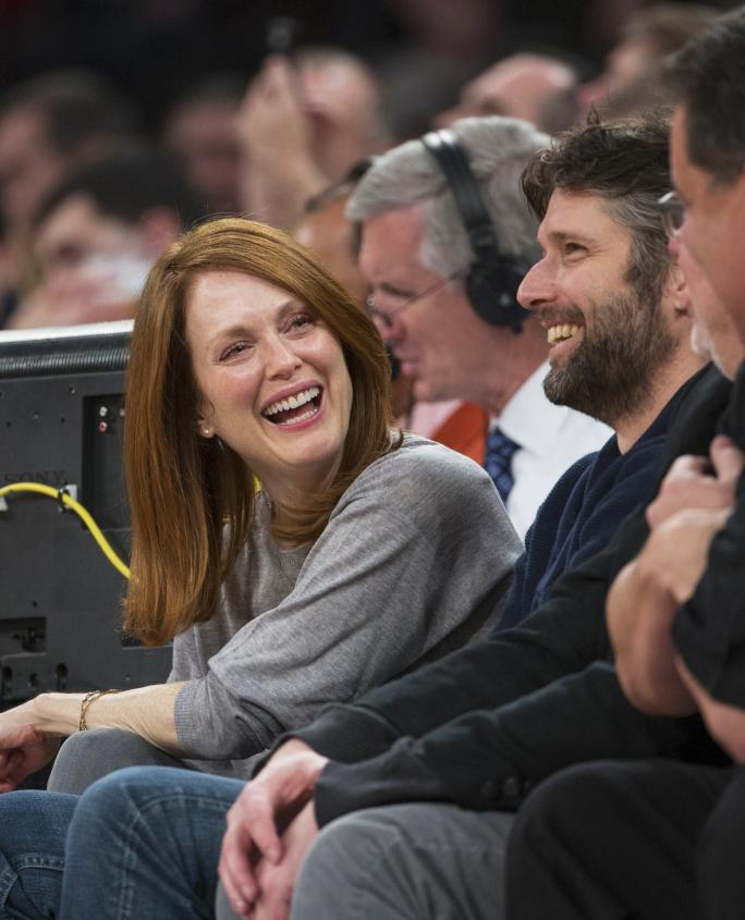ممثلة Julianne Moore and her husband Bart Freundlich enjoy the Knicks game seated court side on 