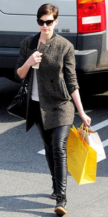 مشاهير in Sneakers: Anne Hathaway