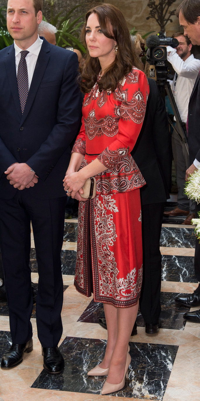 كاترين، Duchess of Cambridge and Prince William, Duke of Cambridge lay a wreath at Taj Hotel, scene of Mumbai terror attacks on April 10, 2016 in Mumbai, India.