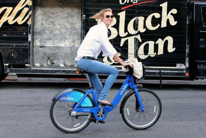 عارضة الازياء Karlie Kloss rides a Citibike to the gym on July 2, 2014 in New York City