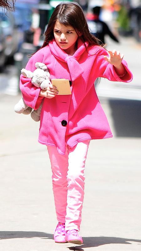 سوري Cruise in pink coat