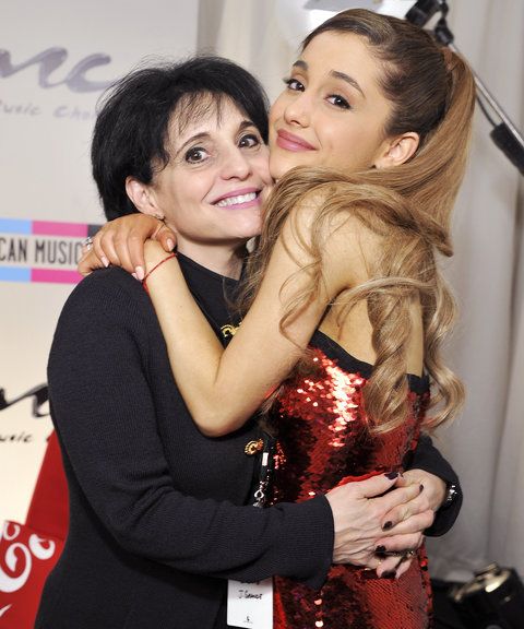 Јоан Grande (L) and singer Ariana Grande pose in the Music Choice Lounge backstage at the 2013 American Music Awards at Nokia Theatre L.A. Live on November 24, 2013 in Los Angeles, California. 