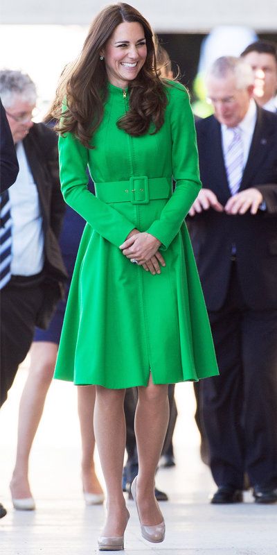 كيت Middleton in green coat and nude heels