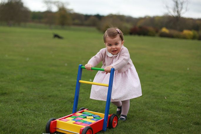 أميرة Charlotte Plays Outside 