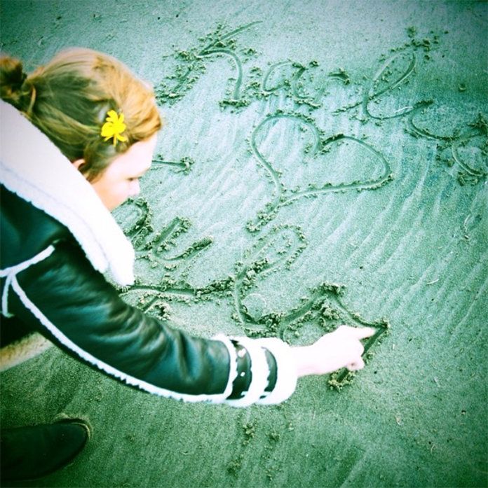 متى Karlie expressed her love for Taylor in the sand on their Big Sur road trip. 