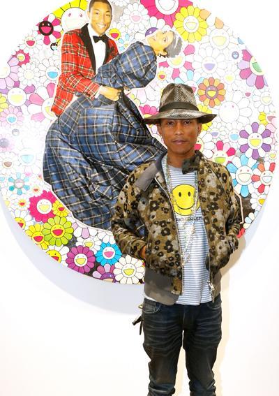 فاريل Williams posing front of the work of Takashi Murakami as he launches Galerie Perrotin's New Art Space with 