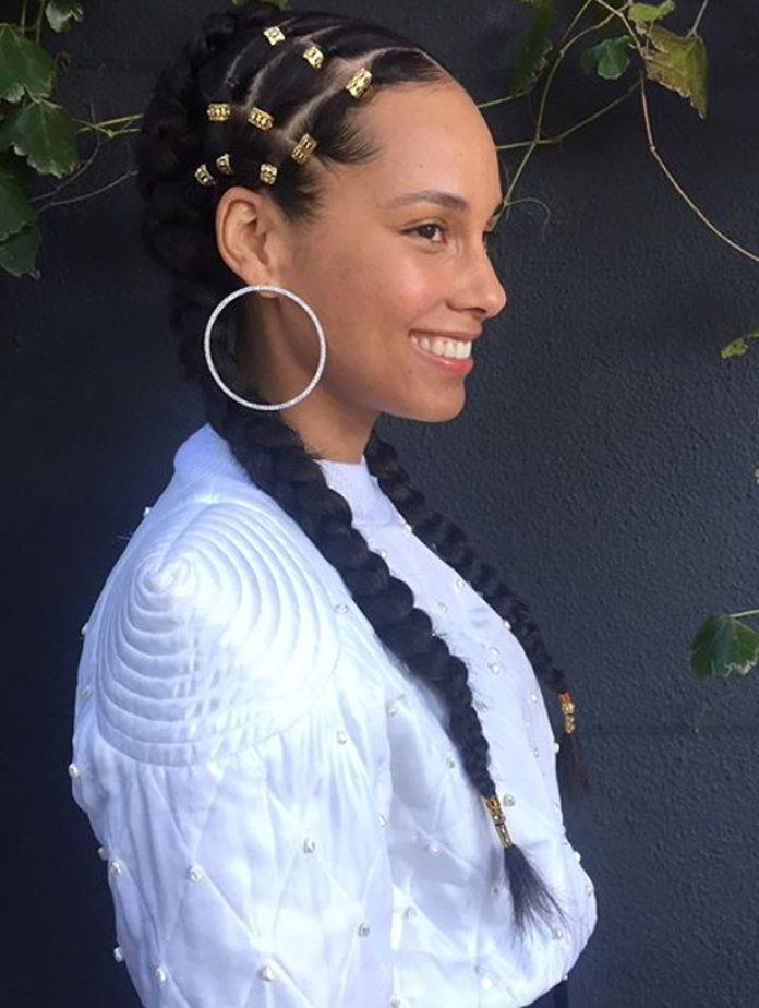 Алициа Keys wearing gold cuff beads in her braids