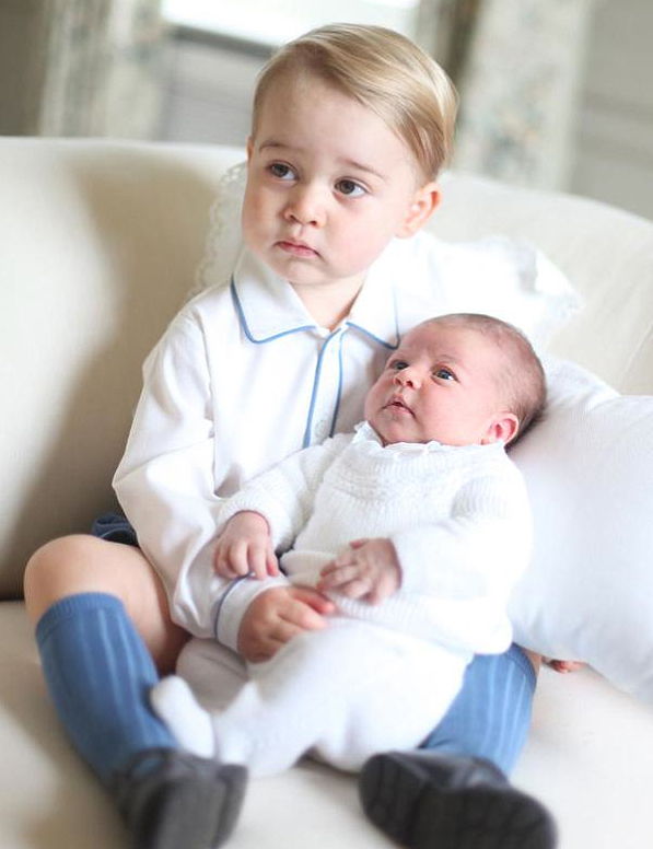 أميرة Charlotte Gets Serious With Prince George 