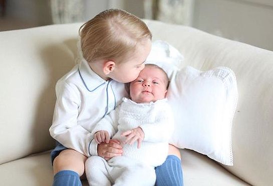 أميرة Charlotte Gets a Kiss from Prince George 