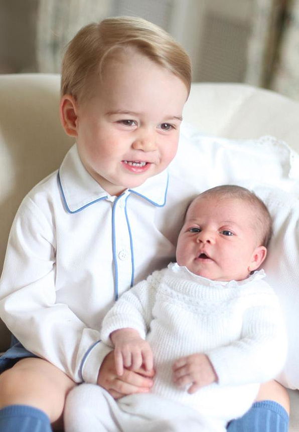 أميرة Charlotte Is Held By Prince George 