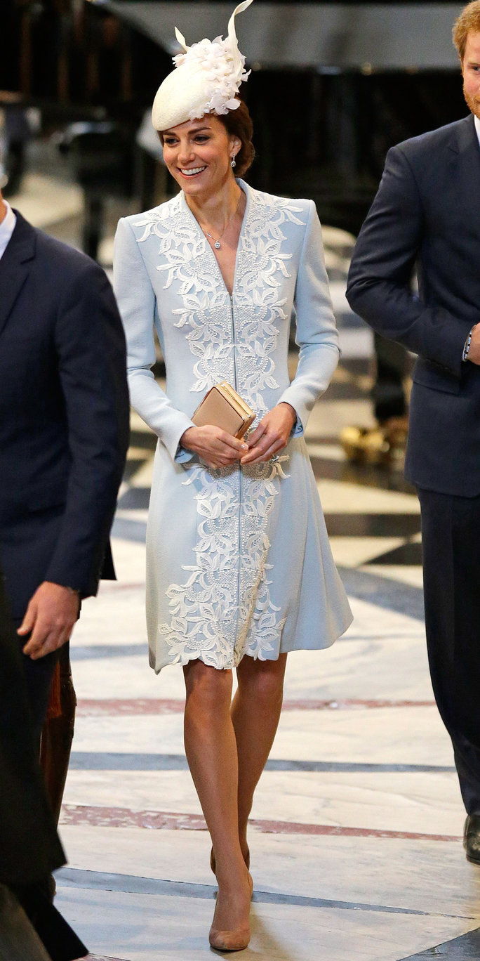 أمير William, Duke of Cambridge, Catherine, Duchess of Cambridge and Prince Harry arrive for a service of thanksgiving for Queen Elizabeth II's 90th birthday at St Paul's cathedral on June 10, 2016 in London, United Kingdom. 