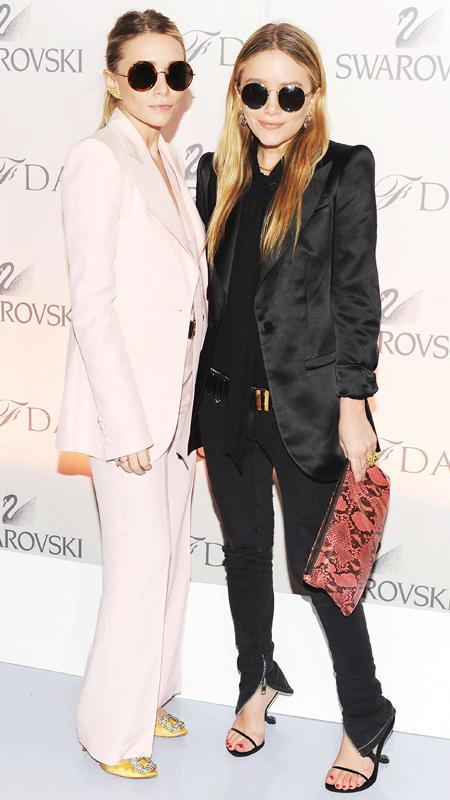 اشلي Olsen, Mary-Kate Olsen wearing pink suit and black outfit and sunglasses