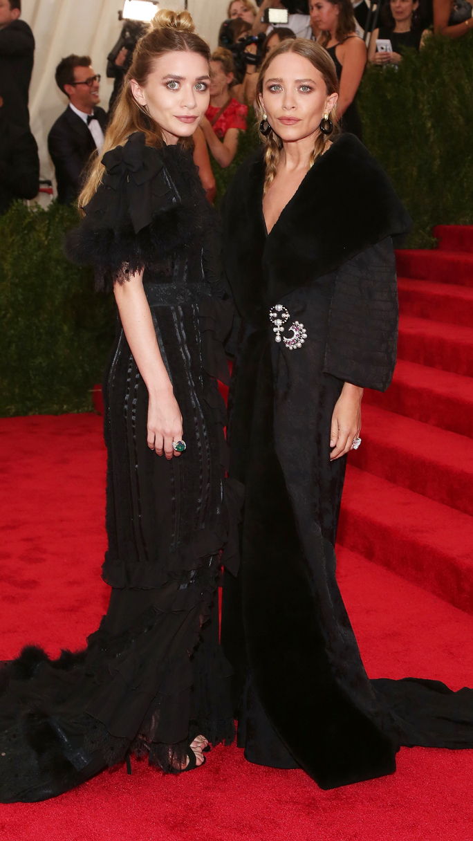 ممثلين Mary-Kate and Ashley Olsen attend 'China: Through the Looking Glass', the 2015 Costume Institute Gala, at Metropolitan Museum of Art on May 4, 2015 in New York City.