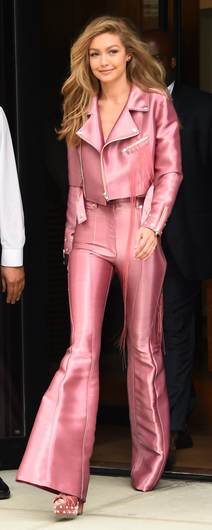 Гиги Hadid Kreist Fall 2017 Pink Suit-Embed 