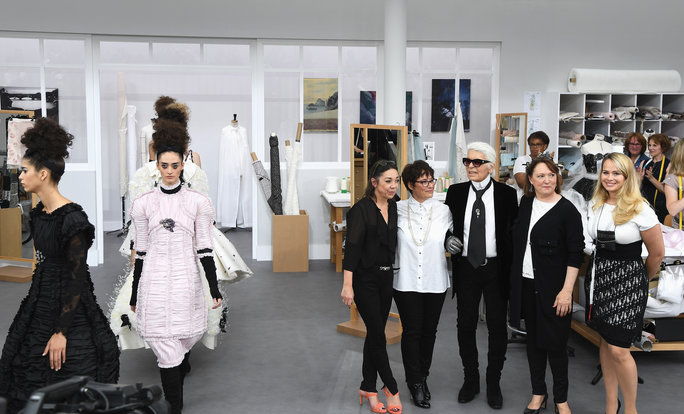 كارل Lagerfeld Pays Tribute to the House's Seamstresses 