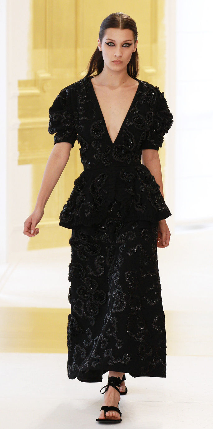 بيلا Hadid Smolders at Dior Haute Couture 