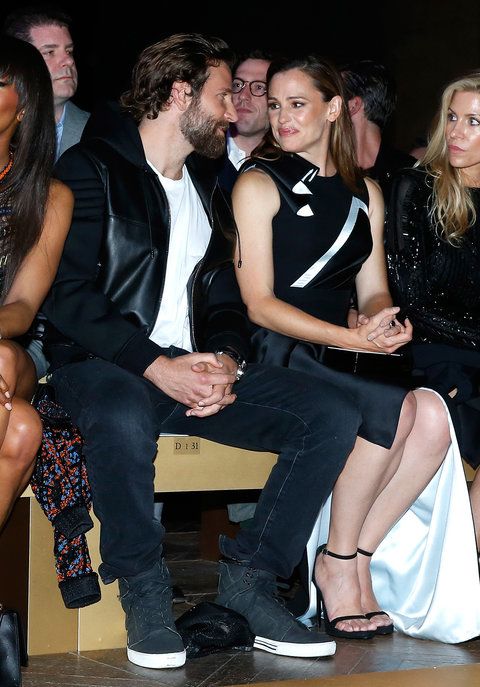 جنيفر Garner and Bradley Cooper at Versace - Embed 