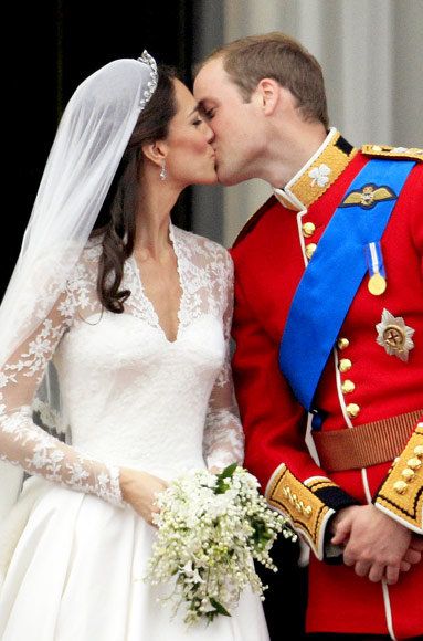 كيت Middleton and Prince William wedding kiss