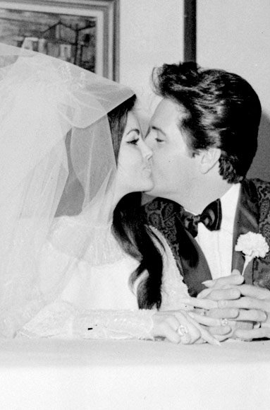 ألفيس Presley and Priscilla Presley wedding kiss