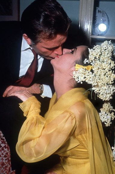 إليزابيث Taylor and Richard Burton wedding kiss