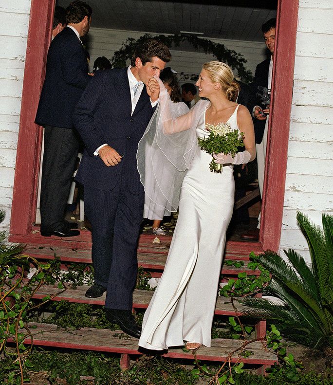 يوحنا F. Kennedy Jr and Carolyn Bessette-Kennedy wedding kiss