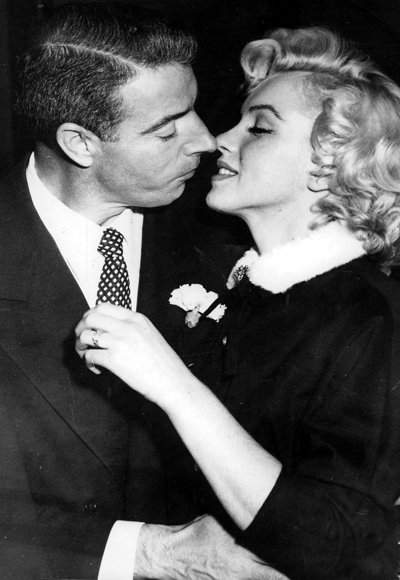 مارلين Monroe and Joe DiMaggio wedding kiss