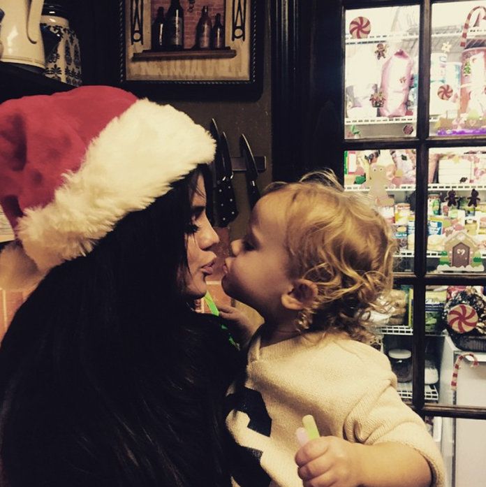 عيد الميلاد kisses with Gracie and Selena 
