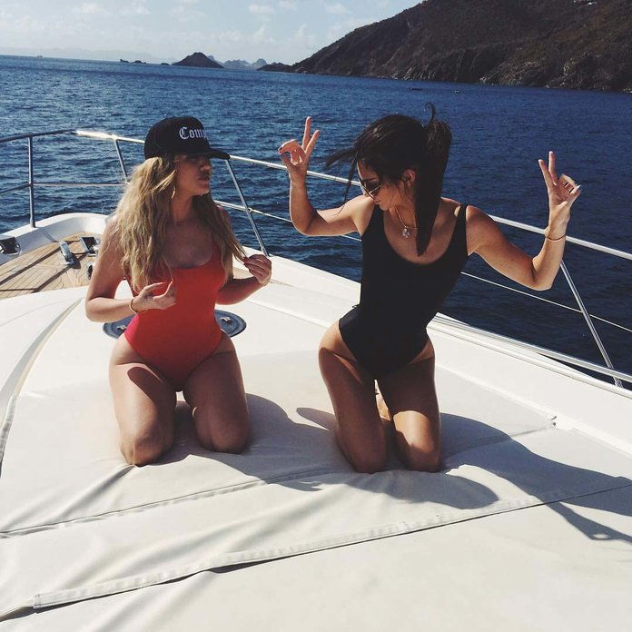 Khloe ل Kardashian and Kendall Jenner 