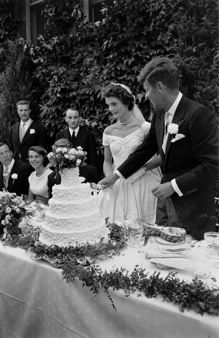 تحتجز hands as they cut the cake 