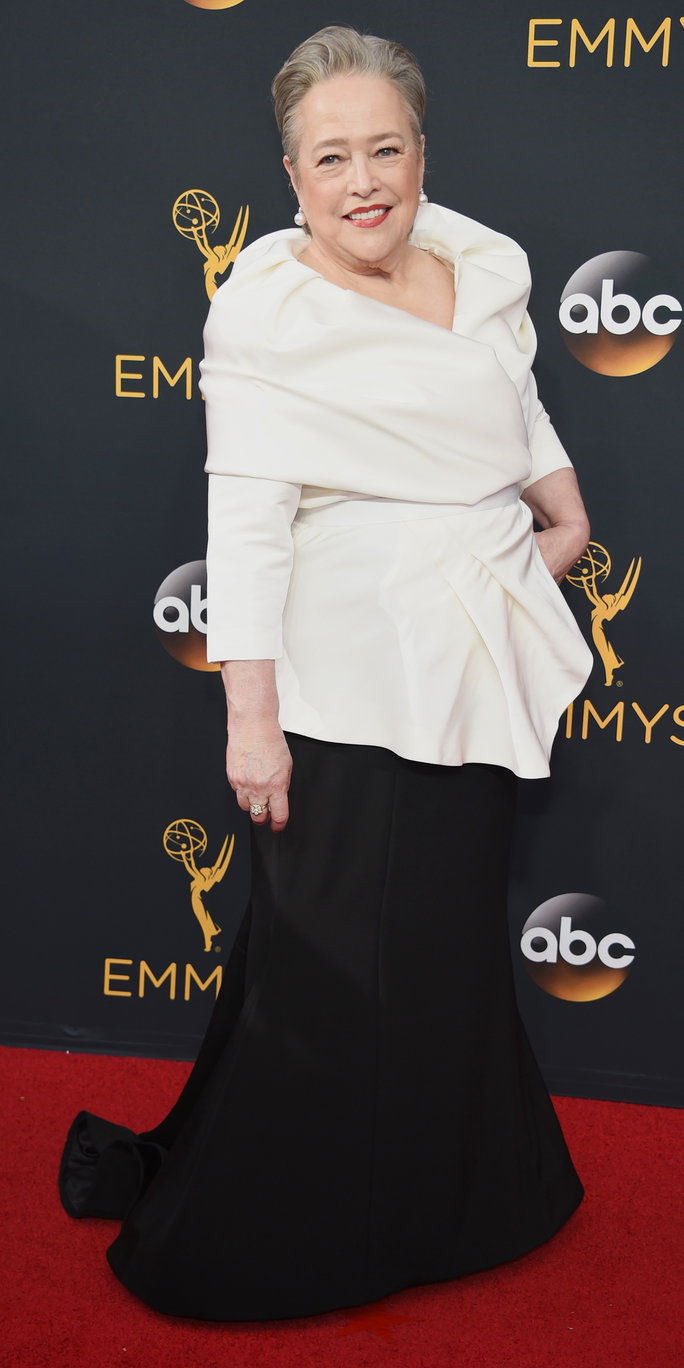 كاثي Bates arrives at the 68th Primetime Emmy Awards on Sunday, Sept. 18, 2016, at the Microsoft Theater in Los Angeles. (Photo by Phil McCarten/Invision for the Television Academy/AP Images)